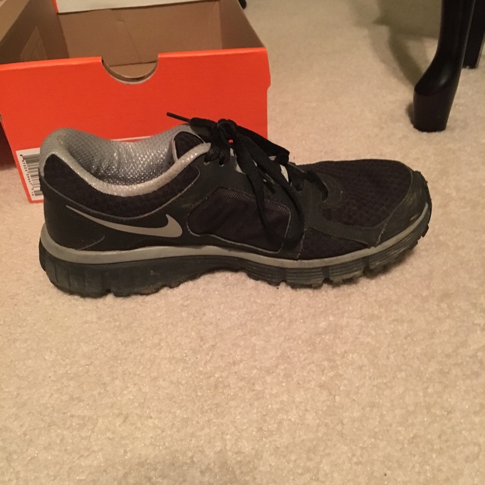 Black Nike Tennis Shoes